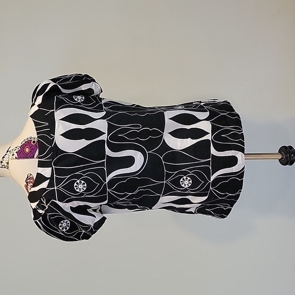 Apt. 9 Black And White Short Sleeved Top. Scooped Neck Size Medium - Picture 3 of 6